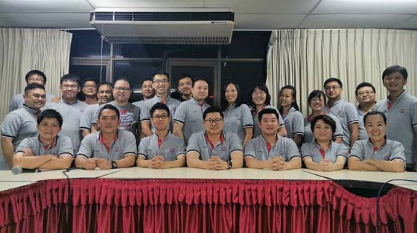 《香约油城》文化美食节1.0筹备会成员合摄。前排坐中者为团长范宏祥，左3为筹备会主席田钧喜。