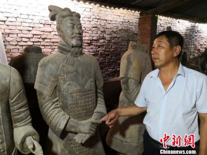 工厂里的兵马俑仿制品。