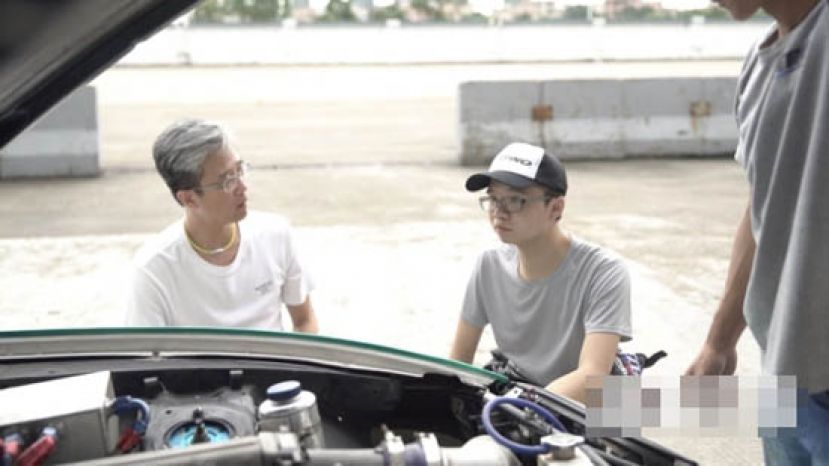 父亲Tony（左）常陪伴儿子Timmy（右）身边，不论是真车比赛或是遥控车比赛，他们都是拍住上。