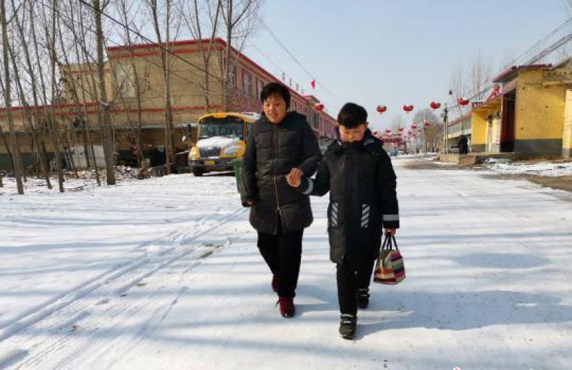 图示：今年12岁的刘奉智一边紧紧牵住失明母亲的手，一边讲解路上看到的趣事，为母亲带路，做母亲的&ldquo;眼睛&rdquo;。