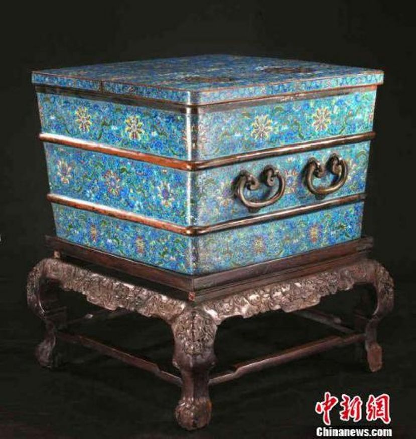 清乾隆款掐丝珐琅宝相花大冰箱。