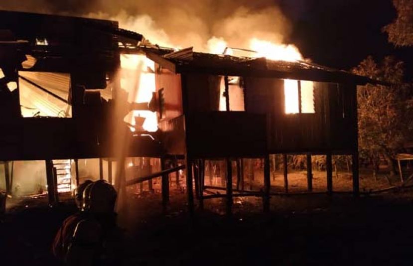 甘榜万隆年初一大火，烧毁2间木屋。