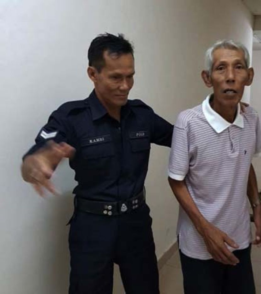 性侵养女的老汉被押离法庭时摄。