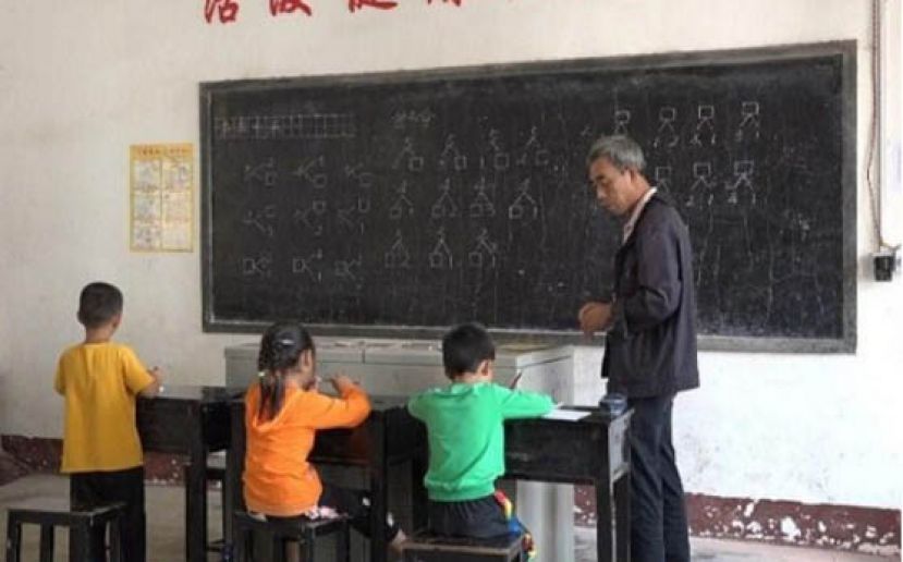 深山教师坚守偏远小学41年 如今只有三名小学生。