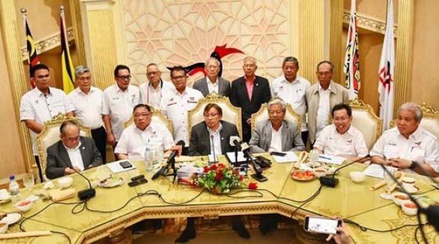 砂首长阿邦佐哈里（前排中）否认砂政盟将参敦马领导的新政治联盟。