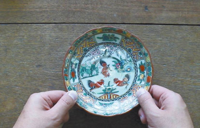 常见于传统手绘瓷器的斗鸡图案，寓意五谷丰收。