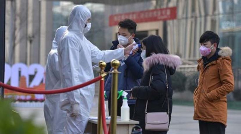 有公司为上班员工量体温。