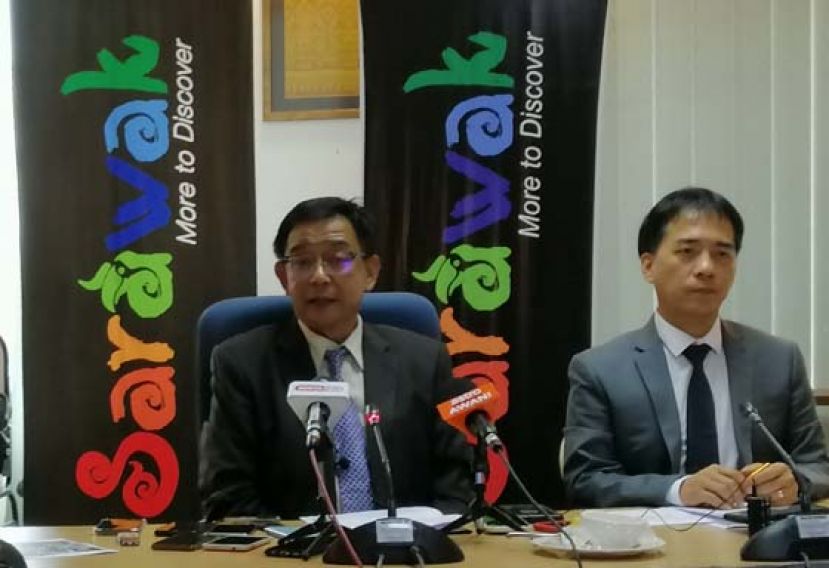 砂旅游、艺术、文化、青年与体育部部长拿督阿都卡林（左）主持新闻发布会，右为常务秘书许赞麒。