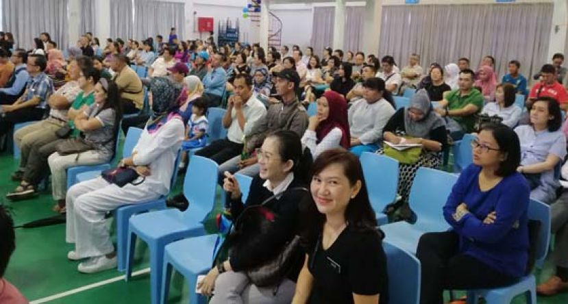 家长们踊跃出席古晋中华小学第四校说明会。