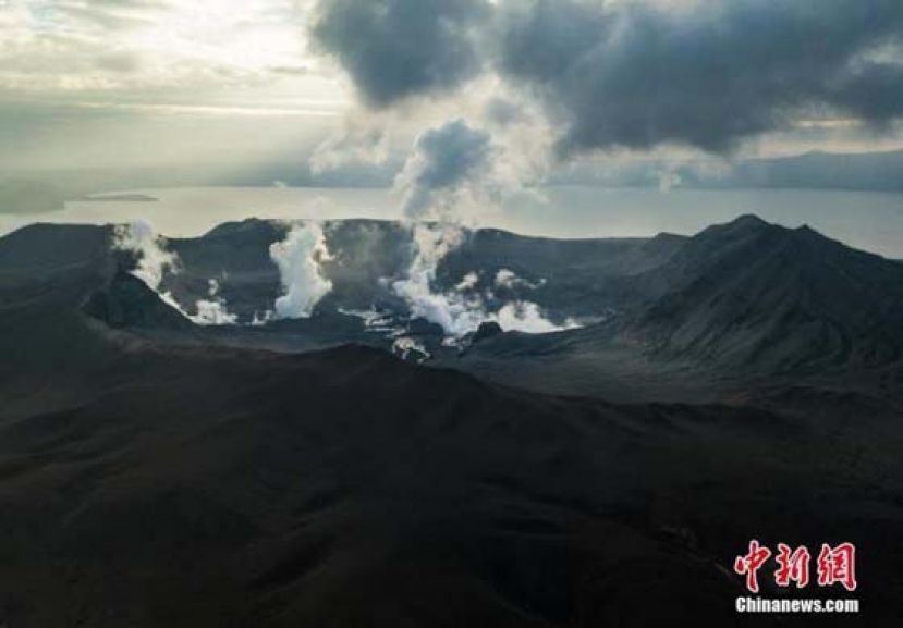 据菲律宾火山地震研究所称，从16日到17日，当地记录到数十次火山地震，塔阿尔火山目前仍然活跃，存在持续喷发的可能。