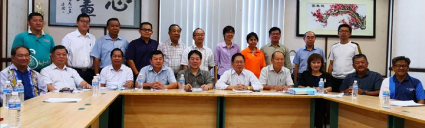 诗巫省独中董联会11月2日主办《华教行》活动，主席天猛公拿督刘利民及筹备会主席吴仁煌（前排右五及六）与联办单位代表合影。