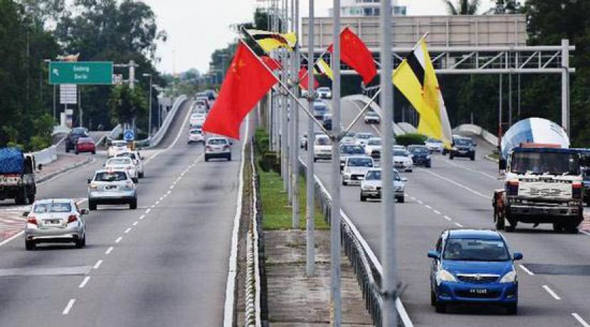 图示：汶莱首都斯里巴加湾市道路两侧挂起中文两国国旗。