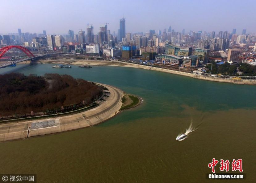 武汉两江交汇处现&ldquo;泾渭分明&rdquo;景观