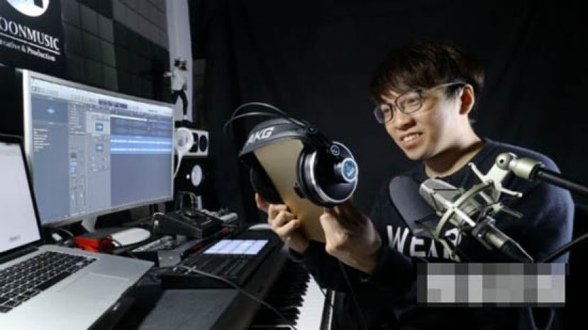 80后音乐创作人兼YouTuber晴天林因找不到真人跟他合唱，决定请Siri帮他一把。