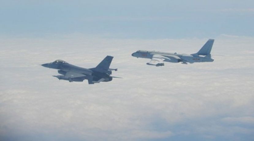 台湾F16战机（左）升空监视。