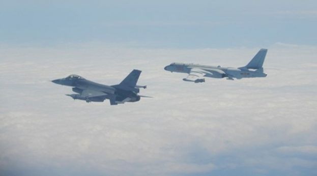 台湾F16战机（左）升空监视。