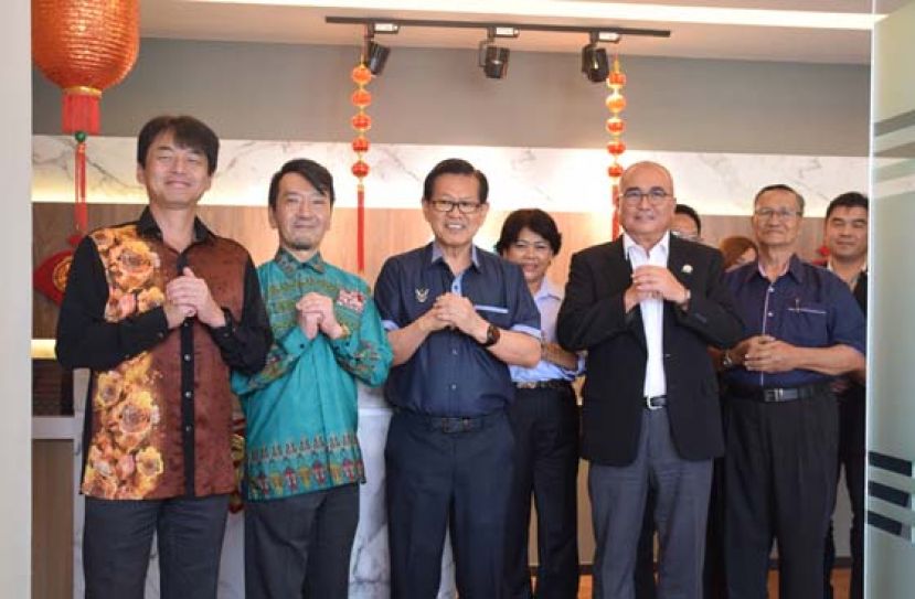 吉坤日矿日石能源勘探(大马)公司董事经理土井学(左2)与拿督李景胜(中)、市长俞小珊(右2)向市民贺岁，左1是该公司高级总经理有贺康人。