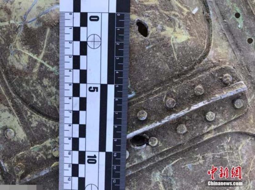 当地时间11日，伊朗军方承认击落乌克兰失事客机，称这是&ldquo;人为错误&rdquo;。图为飞机残骸上的弹孔。