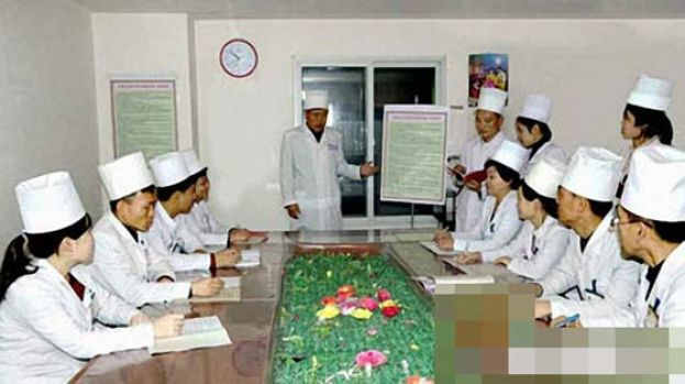 北韩医疗人员开会讨论新型冠状病毒疫情。