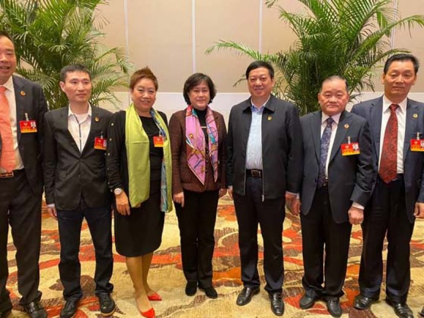 交流坐谈会后，拿督斯里刘为强太平局绅（右二）与福州市长尤猛军（右三）及统战部部长陈晔（中）合影。