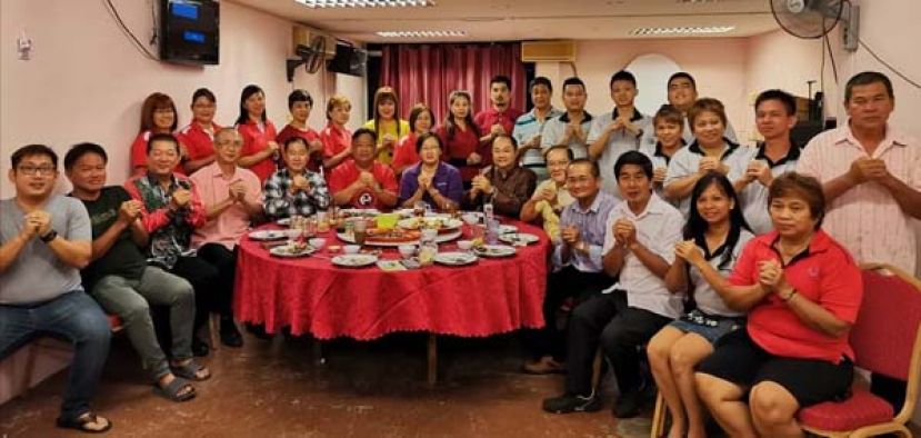 美里省华总会长拿督吴健平(前排右6)与巴南华人社区领袖、华青团及妇女组执委欢乐聚餐交流。