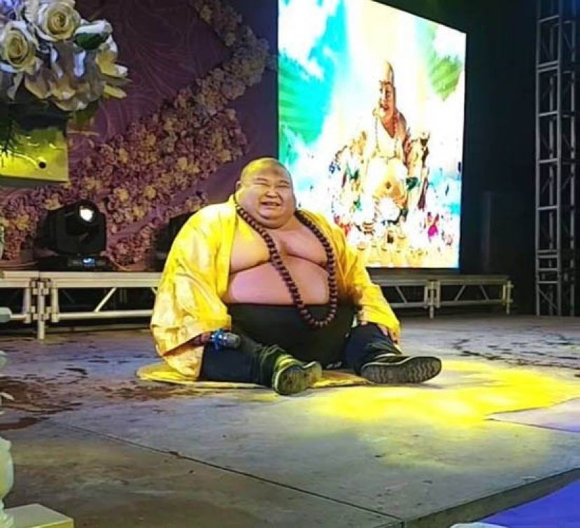 你说，像不像弥勒佛?