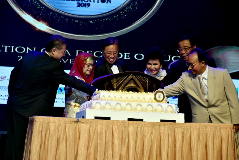 砂首长拿督巴丁宜阿邦佐哈里伉俪（左二与左三）与婆罗洲会展中心主席拿督拉嘉（右三）及来宾们，共切婆罗洲会展中心10周年纪念蛋糕。