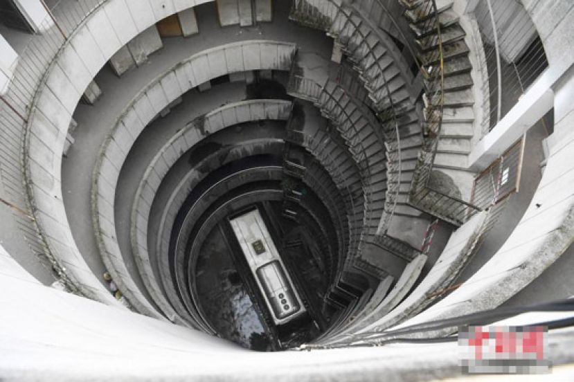 重庆再添新景观  公交车穿8层空心圆筒楼