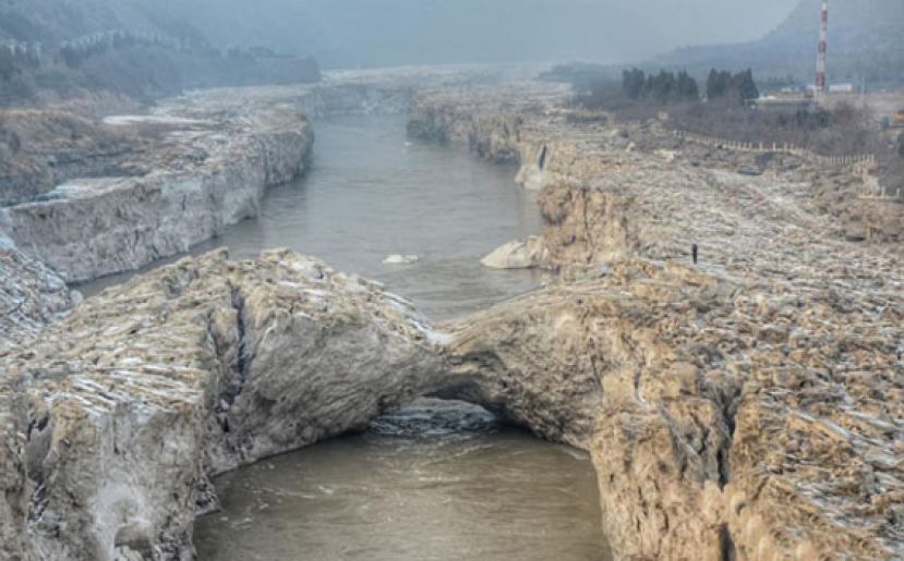 山西临汾壶口瀑布出现难得一见冰桥景观
