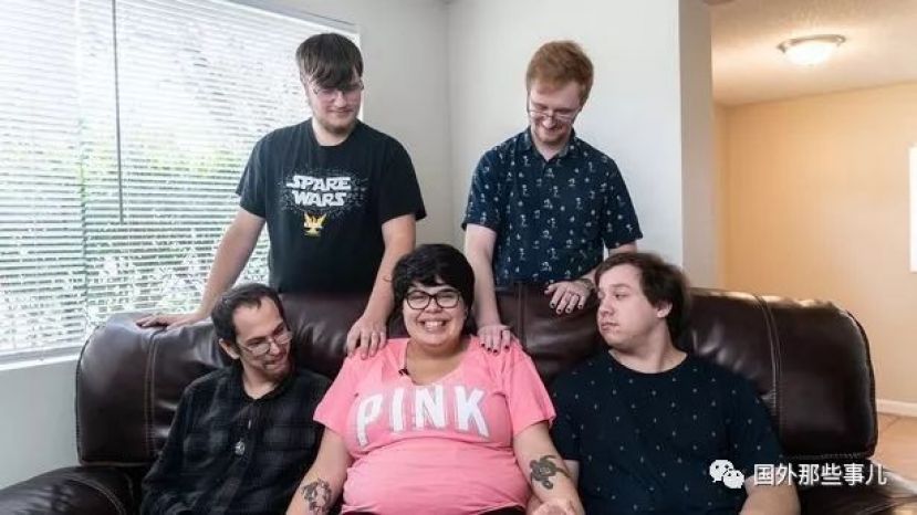 怀孕的奥赫达（前排中）与她的4位男友。