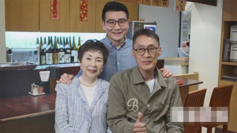 岛田逸子和儿子（中）与丈夫。