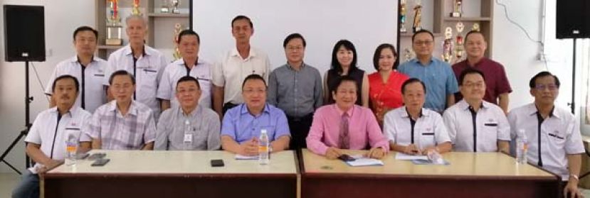 四小最炫元宵节晚宴新闻发布会，前排左起为四小监学吴孟敦、古晋中华小学校董会副主席张光福、执行顾问拿督黄良杰、署理主席蔡文铎、主席拿督王长福、副主席黄云华、秘书长田松茂及副主席梁柏就。