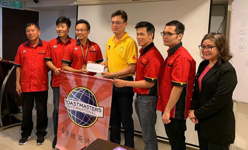 砂首长政治秘书陈开（左四）代表拿督沈桂贤部长移交砂拉越政府拨款予古晋精英讲演会会长蔡享龙（左三）。