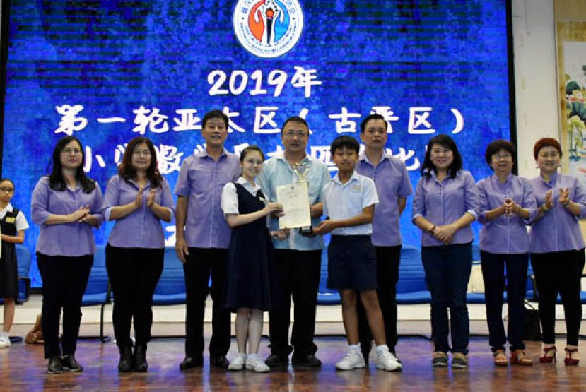 晋汉连省津贴华小董联会会长蔡文铎（左五）颁发2019年亚太区小学数学奥林匹克比赛冠军给获奖学生钟洁（三合兴小学）与严学智（古晋中华小学第二校）（右五）；左起为六小校长邓群娇，二小校长张丽萍，晋汉连省华小教师会主席王芍强；右起为理事黄广美、杨鹙之、三小校长朱珍妹及晋汉连省华小教师会署理主席黄玉祥。