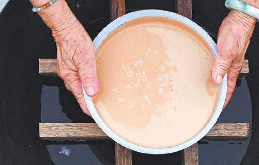 图示：年糕最少蒸三小时，每30分钟左右便要加水入镬，避免烧干。