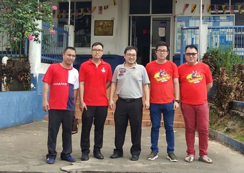 张健仁在行动党古晋社青团秘书陈祥智（右二），宣传秘书陈方其（左二）与团员们陪同下，到古晋警察总部一站式中心录取口供。