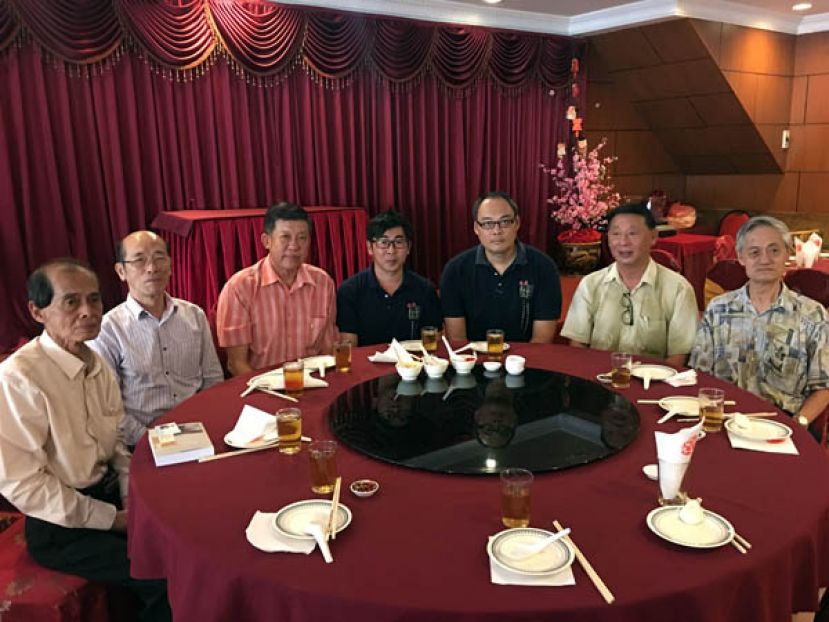  新闻发布会上一瞥，左起为砂拉越潮州沈氏公会秘书长沈耀发、名誉会长沈喜标、会长沈茂强、抢救百年马华话剧史料运动发起人沈国明、抢救百年马华话剧史料运动工委会秘书孙天洋、砂拉越潮州沈氏公会理事沈汉忠及创会元老沈瑞琪。