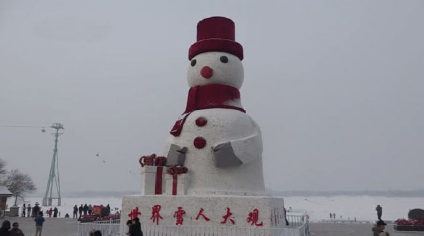 2019个雪人亮相松花江边吸引大批游客合影留念