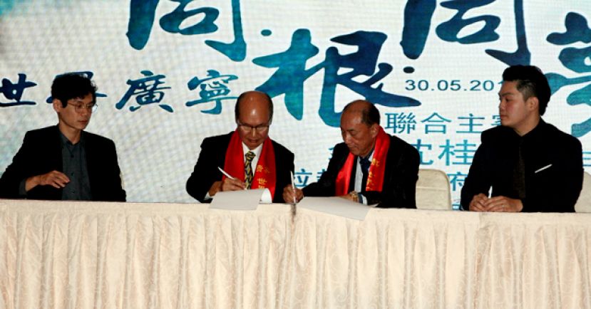 砂中医中药联合总会及砂传统医师与辅助医药联合总会与中国医药导报签署合作备忘录。(图为)中国医药导代表许武庆社长及拿督斯里陈吉荣教授博士签署合作备忘录。