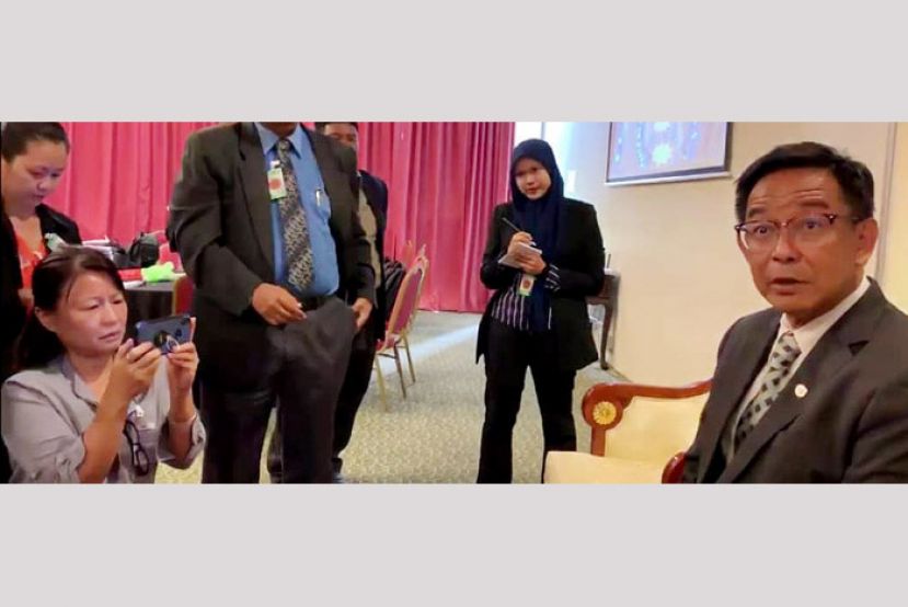 砂旅游、艺术、文化、青年与体育部部长拿督阿都卡林(右)向媒体发言。