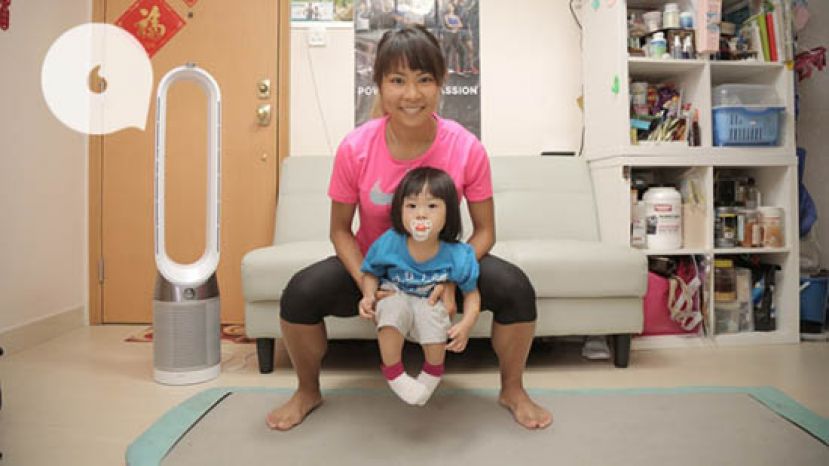 姚洁贞说空气质素对练习和休息都有很大影响，所以在空气质素差时，就会留在家开着空气清新机来锻炼，例如做一些深蹲动作，更可抱着女儿当作负重，加强效果又可抱抱她。