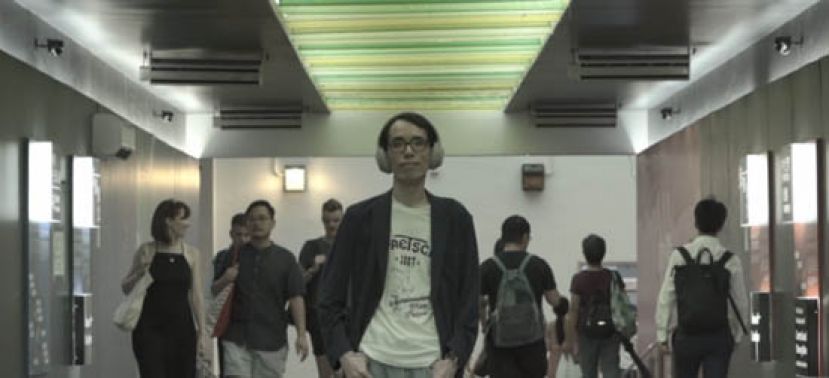 过去的访问，摄影师总给他打重阴影，让他掩嘴沉思。