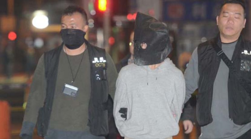 被捕青年被黑布蒙头。