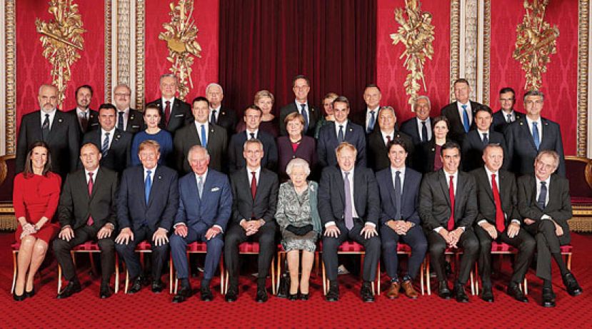 英女王（前排中）与北约成员国领袖合照。