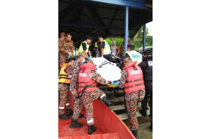 消拯人员将半截浮尸抬上岸。