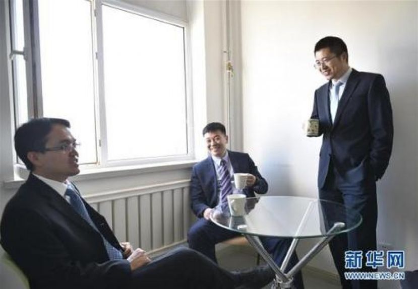 梁辉南博士(左)、王荣华博士(右)、高珺博士(中)茶歇室休息聊天。