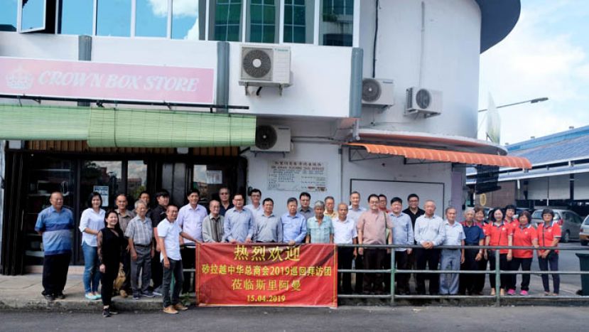 一行人抵步时受到成邦江中华总商会的热烈欢迎。