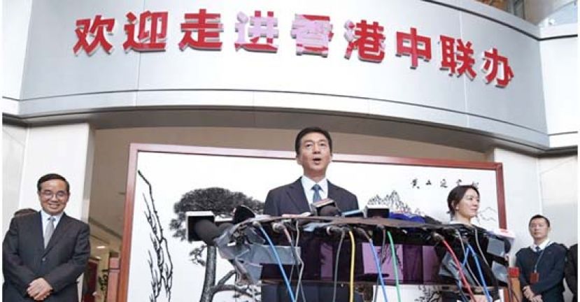 骆惠宁上任后周一首次会见记者，期盼香港能重回正轨。