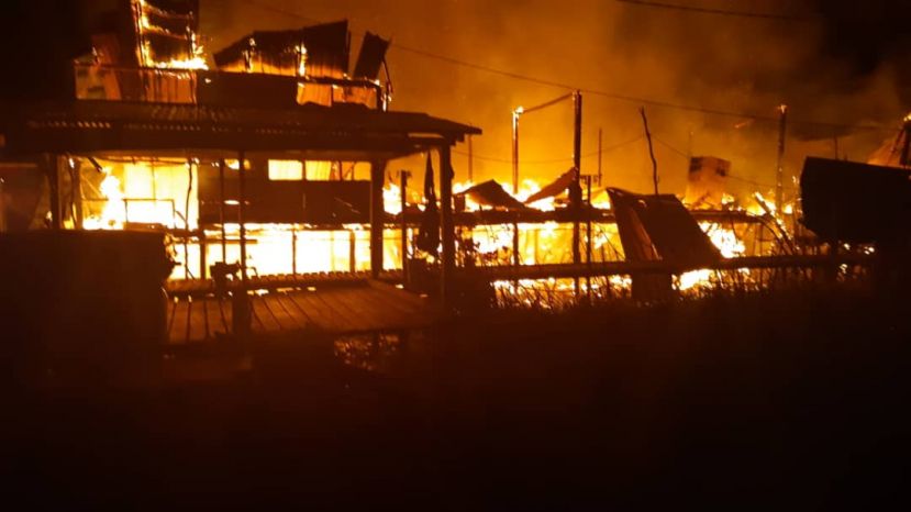 沐胶马都达罗2栋木屋大火。