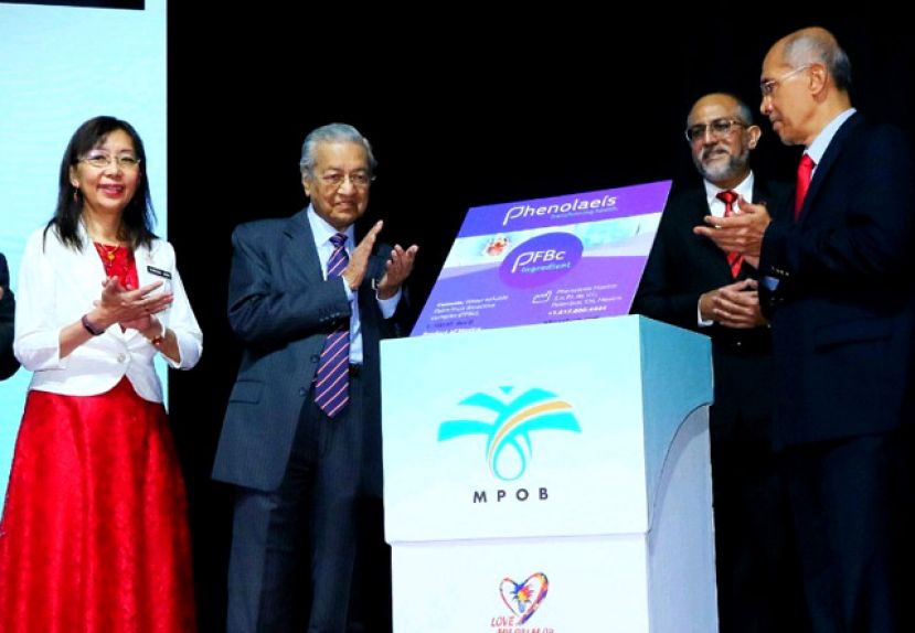 首相敦马哈迪（左二）为2019国际棕油大会暨展览会主持开幕礼。左一;为原产业部长郭素沁。